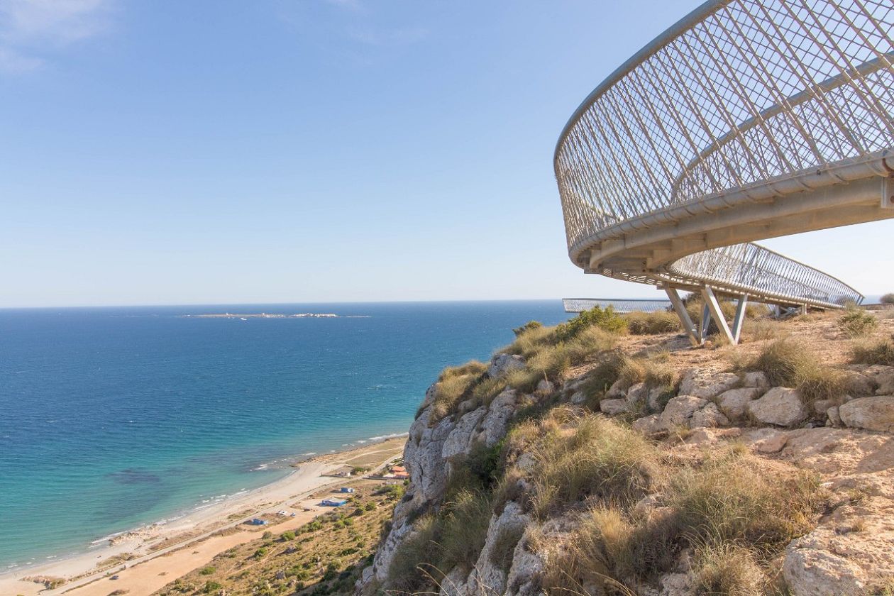 Skywalk über dem Kap Santa Pola und dem Leuchtturm