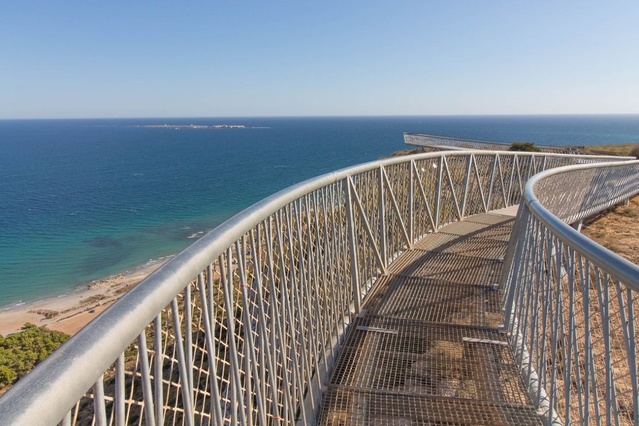 Skywalk über dem Kap Santa Pola und dem Leuchtturm