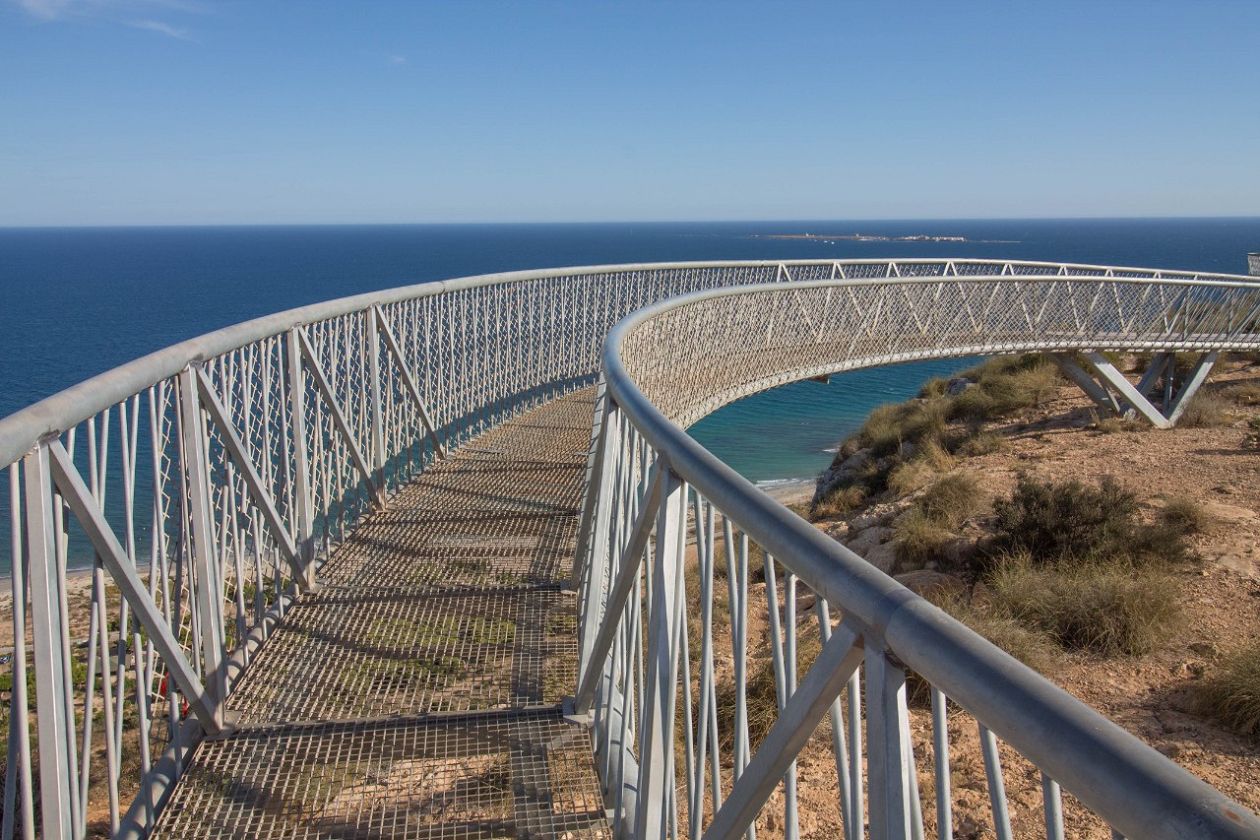 Skywalk über dem Kap Santa Pola und dem Leuchtturm