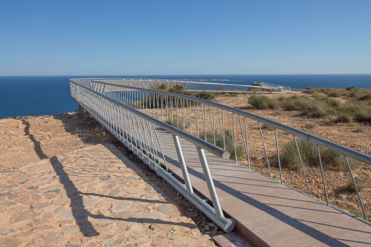 Skywalk über dem Kap Santa Pola und dem Leuchtturm