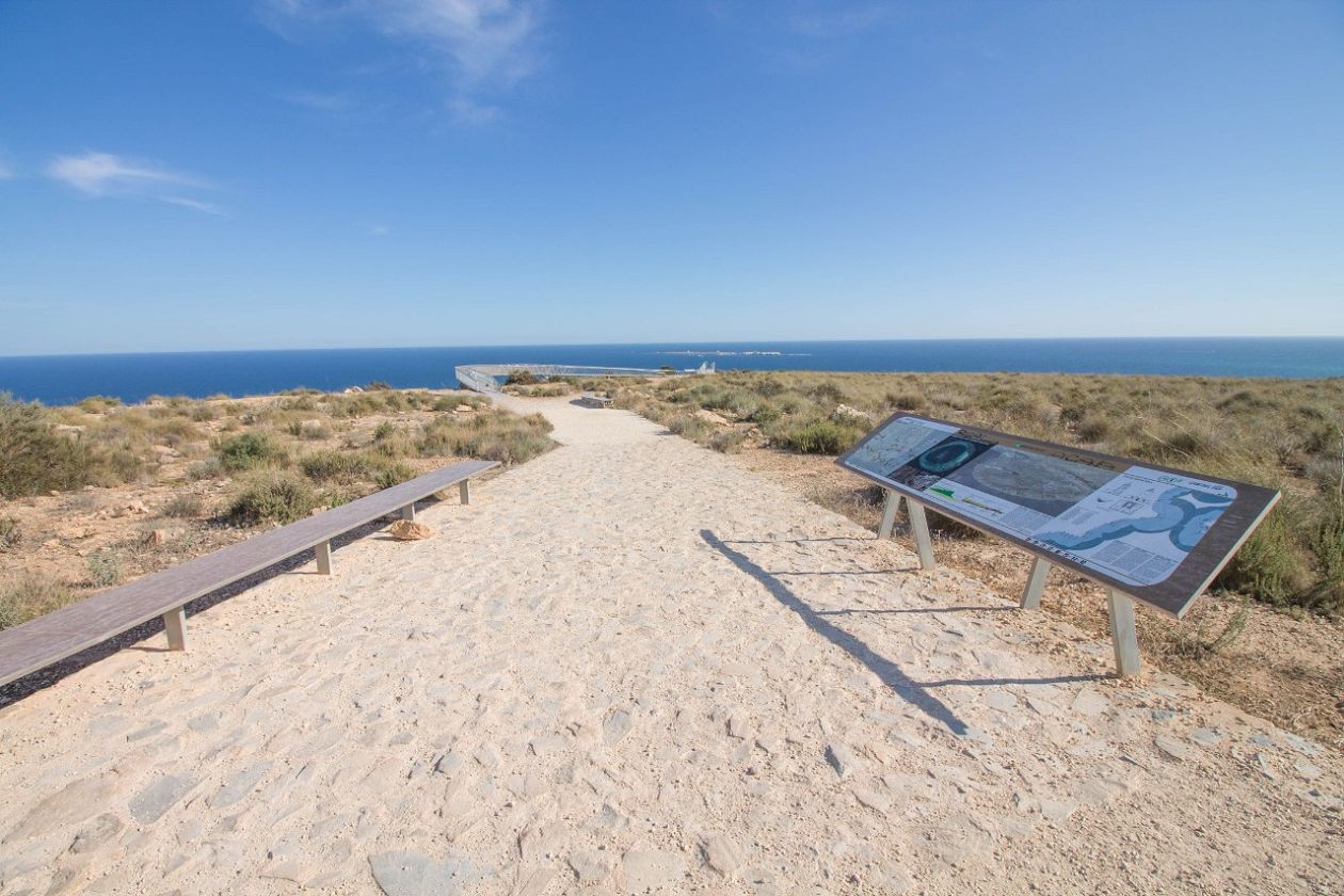 Skywalk über dem Kap Santa Pola und dem Leuchtturm