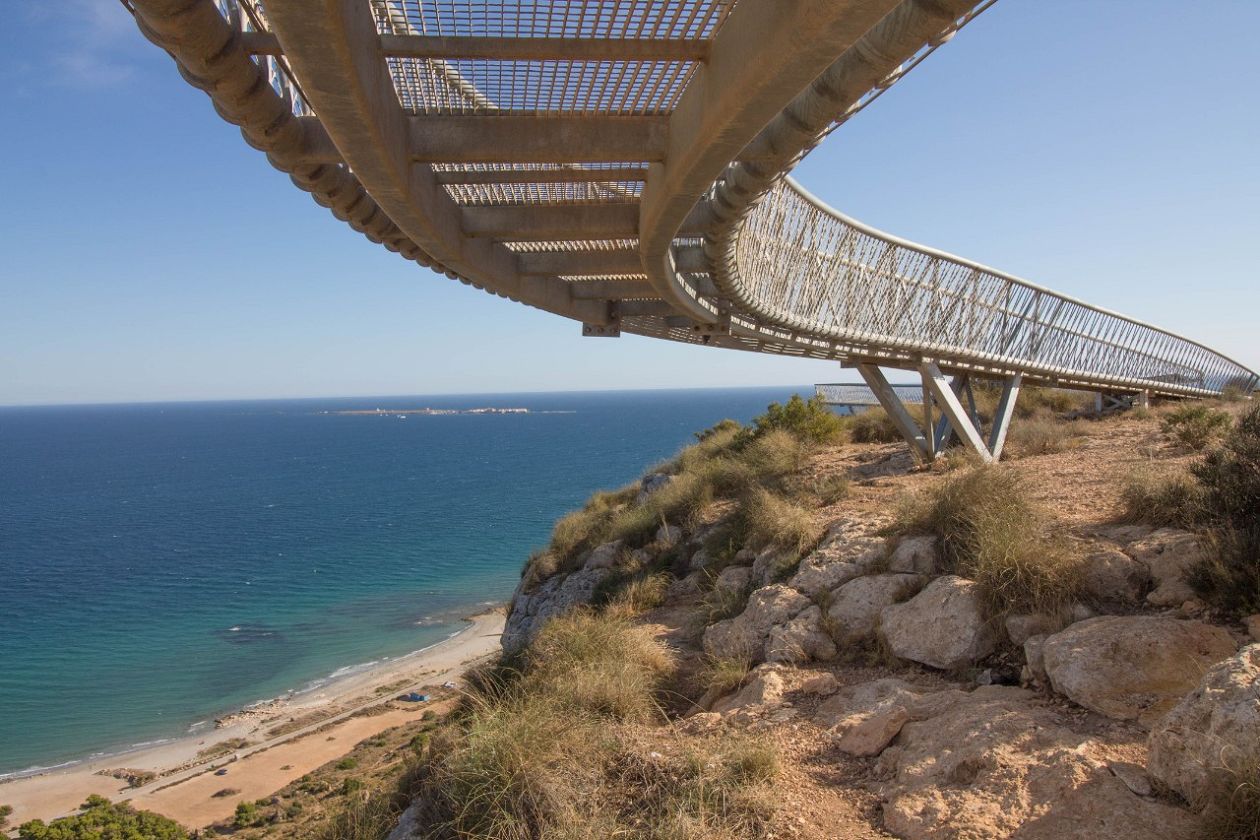 Skywalk über dem Kap Santa Pola und dem Leuchtturm