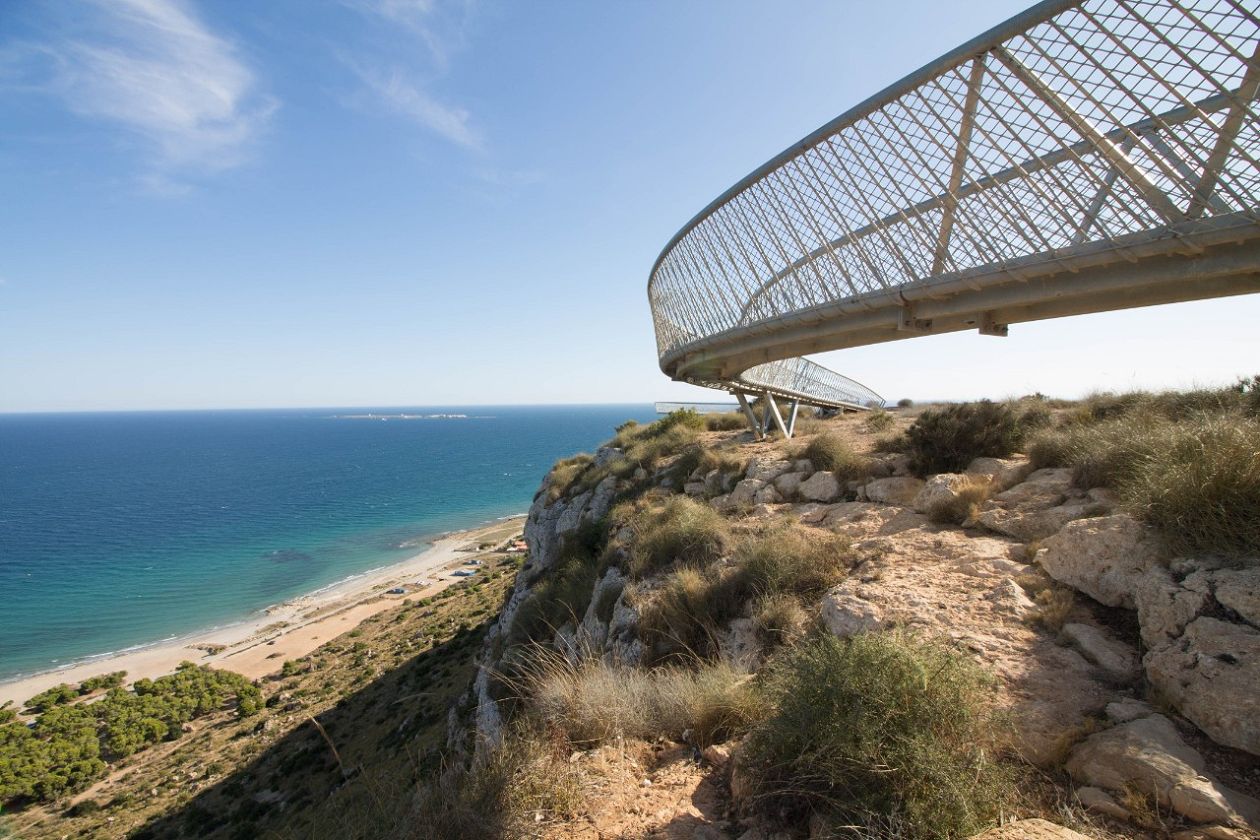 Skywalk über dem Kap Santa Pola und dem Leuchtturm