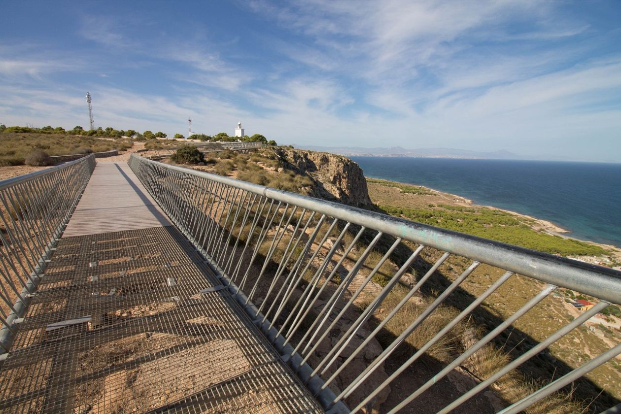 Skywalk über dem Kap Santa Pola und dem Leuchtturm