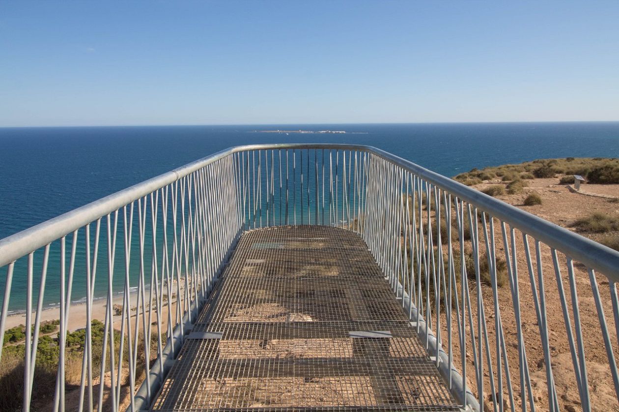 Skywalk über dem Kap Santa Pola und dem Leuchtturm