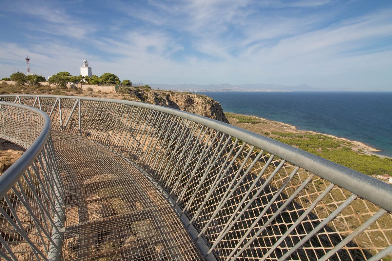 Skywalk über dem Kap Santa Pola und dem Leuchtturm