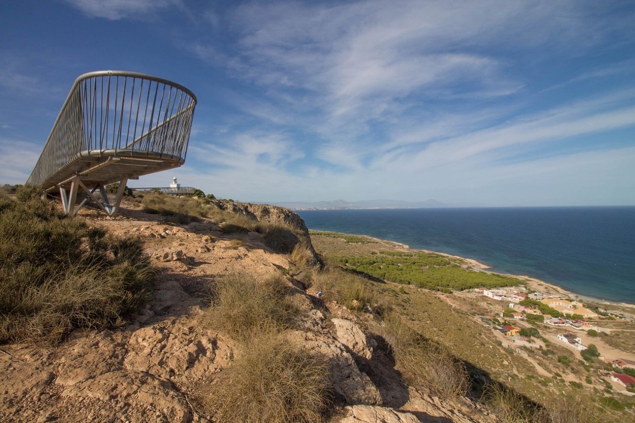 Skywalk über dem Kap Santa Pola und dem Leuchtturm